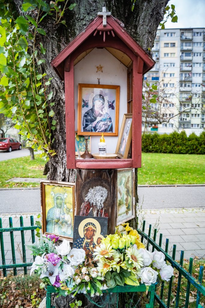 Kapliczka przy skrzyżowaniu ulic Rydzowej i Lnianej
